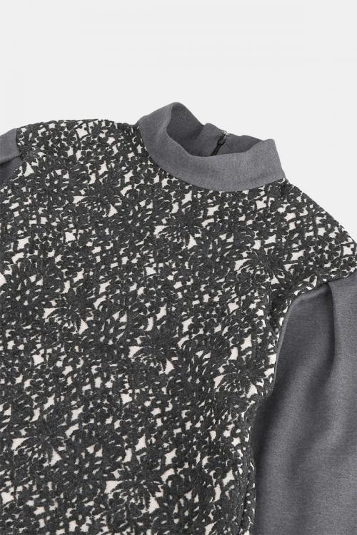 ハイネックプルオーバー　タペスト柄レース切替