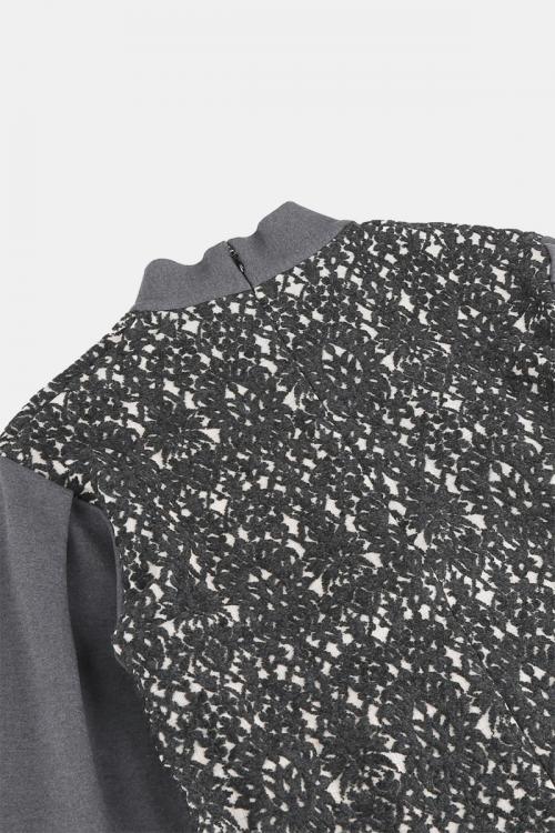 ハイネックプルオーバー　タペスト柄レース切替