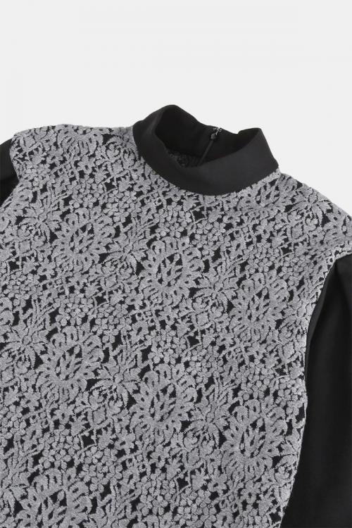 ハイネックプルオーバー　タペスト柄レース切替