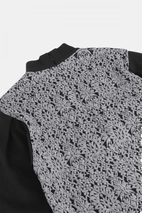 ハイネックプルオーバー　タペスト柄レース切替